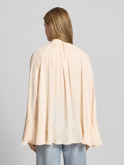 Kobiece modelka nosi Blusenshirt mit Stehkragen od Gina Tricot w jasnym kolorze, prosty krój, marszczenia, szerokie rękawy, długość tyłu w rozmiarze S: 73 cm, długość rękawów w rozmiarze S: 68 cm, zdjęcie całej sylwetki z tyłu.