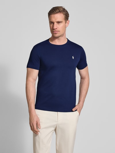 Męski model nosi Regular Fit T-Shirt aus reiner Baumwolle von Polo Ralph Lauren, efekt: jednolity kolor, krój regular fit, wyhaftowane logo, okrągły dekolt, krótki rękaw, dżersej z czystej bawełny, całkowity widok z przodu.