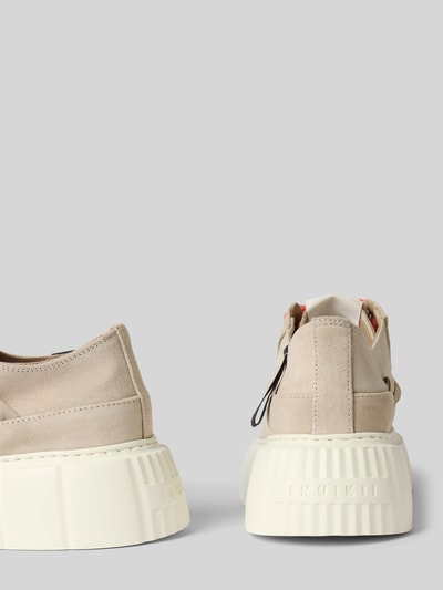 Produktfoto, Sneaker mit Plateau Modell 'Matilda' von INUIKII in Beige mit abgerundeter Passform, Schnürverschluss, Logo-Detail, weiße strukturierte Plateau-Sohle, Damen Sneaker mit 6 cm Absatzhöhe, 7 cm Schafthöhe und 10 cm Schaftweite, Rückansicht.