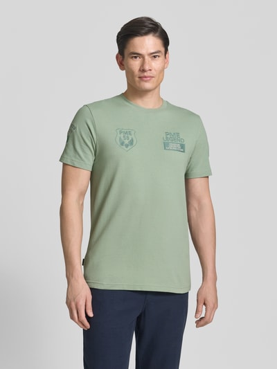 Männermodel trägt T-Shirt mit Rundhalsausschnitt und Stitchings von PME Legend in hellem Grün, Regular Fit, Baumwoll-Elasthan-Mix, Ganzkörperansicht von vorne.