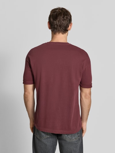 Męski model nosi Regular Fit T-Shirt aus reiner Baumwolle Model 'Thilo' von DRYKORN, okrągły dekolt, kolor bordowy, Długość tyłu w rozmiarze M: 71 cm, widok całej sylwetki z tyłu.