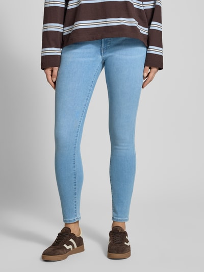 Frauenmodel trägt Slim Fit Jeans mit Logo-Patch von Calvin Klein Jeans aus Baumwoll-Mix im 5-Pocket-Design, Knopf- und Reißverschluss, Nahaufnahme Unterkörper.