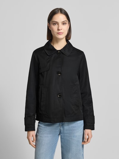 Frauenmodel trägt Jacke mit Umlegekragen und Eingrifftaschen von Gil Bret aus schwarzem Baumwoll-Mix im Regular-Fit, Ganzkörperansicht von vorne. Rückenlänge bei Größe 36: 65 cm, Schulterbreite: 40 cm, Brustweite: 49 cm, Ärmellänge: 65 cm.