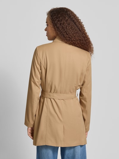 Männermodel trägt Regular Fit Trenchcoat mit doppelreihiger Knopfleiste Modell 'VALERIE' von Only, jednolity kolor, pasek w talii, widok z tyłu