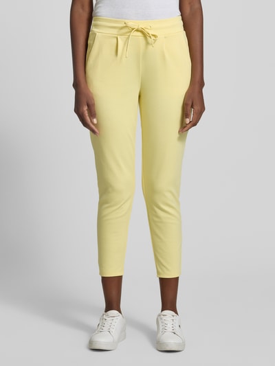 Frauenmodel trägt Hose mit elastischem Bund Modell 'KATE' von ICHI, Slim-Fit, Material-Mix mit Viskose-Anteil, Ganzkörperansicht von vorne.