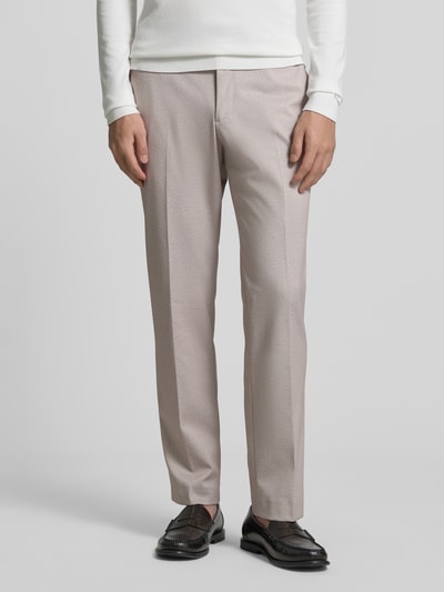 Męski model nosi Stoffhose mit Gesäßtaschen od Christian Berg Men w prostym kroju, beżowy kolor, tkanina z fakturą, szerokość w rozmiarze 50: 35 cm, długość nogawki: 82 cm, widok na całe ciało z przodu.