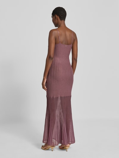Frauenmodel trägt Strickkleid in Ripp-Optik Modell 'MEENA' von GUESS, Maxikleid mit Ziersteinbesatz, Rückenansicht, Ganzkörperansicht Rückansicht.
