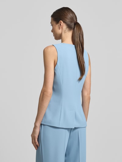 Vrouwenmodel draagt Weste mit Rundhalsausschnitt und Paspeltaschen van V by Vera Mont in lichtblauw, regular fit, materiaal-mix met stretch, achterkantaanzicht, context: damesweste met knoopsluiting, paspelzakken, ruglengte maat 36: 60 cm.