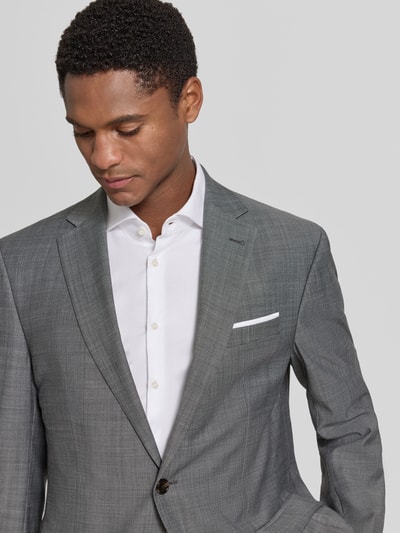 Männermodel trägt Slim Fit 2-Knopf-Sakko mit Woll-Anteil Modell 'Finch' von JOOP! Collection, Optik: Unifarben, Webmuster, Nahaufnahme Oberkörper.