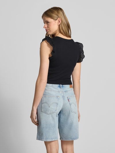 Frauenmodel trägt Slim Fit T-Shirt aus Baumwoll-Mix Modell 'MATHILDA' von Only, Optik: Unifarben, Lochspitze, verkürzt, Ganzkörperansicht Rückansicht.