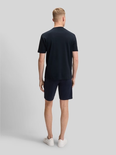 Männermodel trägt Regular Fit T-Shirt aus reiner Baumwolle Modell 'TE_INTERLOCK' von BOSS Orange, Optik: Unifarben, Ganzkörperansicht Rückansicht.