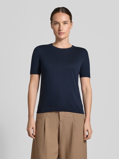 Vrouwenmodel draagt Regular Fit gebreid shirt uit mix van zijde en katoen Model 'WKDAGRO' van Weekend Max Mara in effen kleur, fijngebreid, ronde hals, korte mouwen, rompzoom en mouwboorden geribd, voorkantfoto van bovenlichaam.