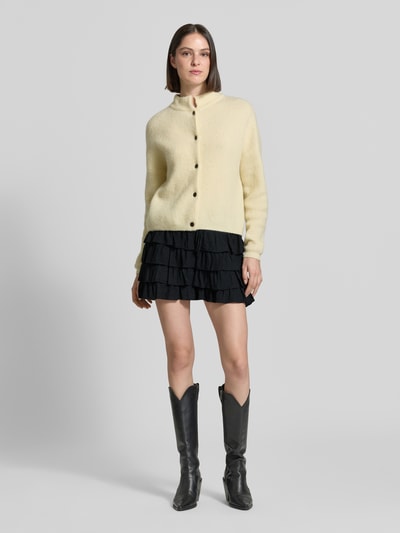 Vrouwenmodel draagt Relaxed Fit Shorts uit viscosemix model 'ZOEY' van Vero Moda, uni, volant, elastische tailleband, popeline, Ganzkörperaanzicht van voren