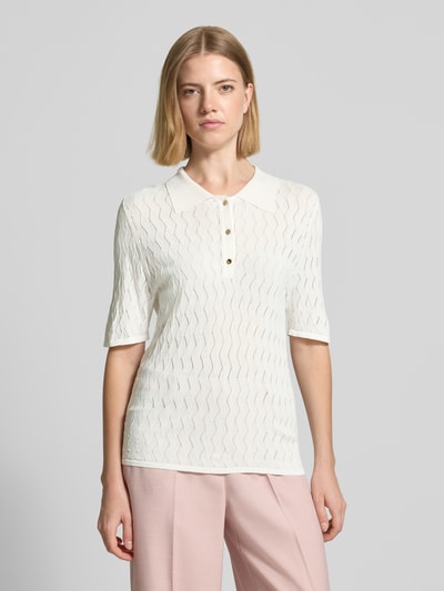 Frauenmodel trägt Regular Fit Poloshirt aus Viskose-Mix von s.Oliver BLACK LABEL, Optik: Unifarben, Ajour-Muster, Feinstrick, Ganzkörperansicht von vorne.