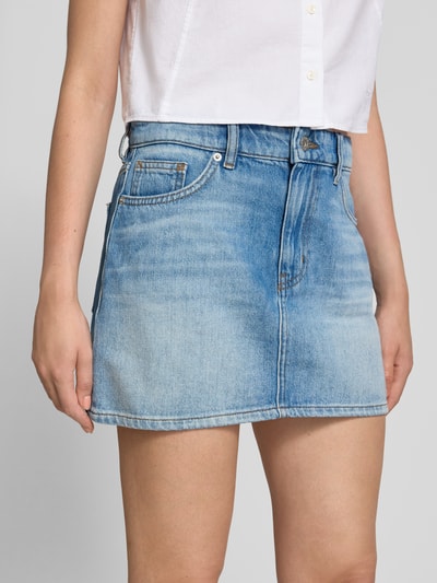 Frauenmodel trägt Straight Fit Mini-Rock aus reiner Baumwolle im 5-Pocket-Design Modell 'GALANIE_2_B' von HUGO, Damen Jeansrock von HUGO Blue, Nahaufnahme Oberkörper.