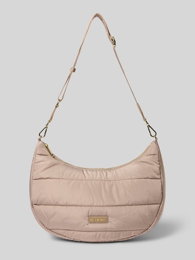 Produktfoto, Halfmoon Bag mit Label-Patch Modell 'Lifetime Buddy' von Hey Marly in Beige, Hauptfach mit Reißverschluss, verstellbarer Schultergurt, Reißverschlusstasche innen, Maße Breite 38 cm, Länge 21 cm, Tiefe 11 cm, Schulterriemen 80 cm, glatte und leicht glänzende Oberfläche.