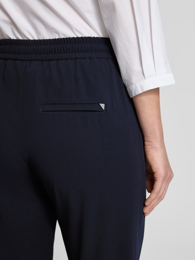 Frauenmodel trägt Stoffhose mit elastischem Bund Modell 'Christy' von MAC in Dunkelblau, Material-Mix, Detailaufnahme Hüfte.