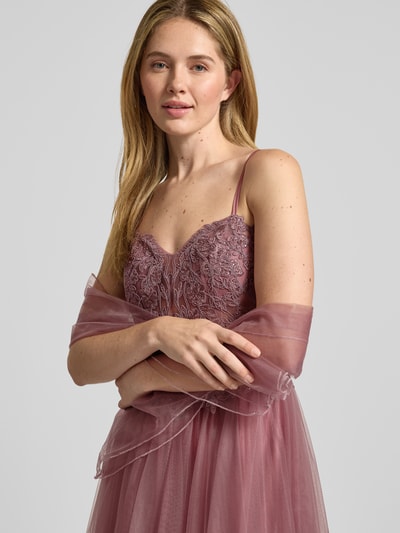 Modelka kobieca nosi Sukienka wieczorowa 'Abendkleid mit floralem Spitzenbesatz' od Mascara z tiulu, z taliowanym krojem, góra z obszyciem koronką i ozdobnymi kamieniami, bez rękawów, cienkie ramiączka, kryta halka, wszyty zamek błyskawiczny, rozkloszowana spódnica, długość tyłu w rozmiarze 36: 17 cm, szerokość klatki piersiowej w rozmiarze 36: 37 cm, zbliżenie na górną część ciała.