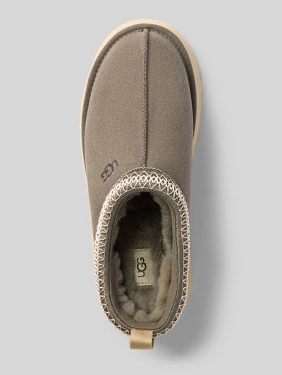 Produktfoto, buty wsuwane z zaokrąglonym kształtem, detal z logo, model 'Tazz II' od UGG, podeszwa na platformie profilowana, wysokość obcasa 5 cm, wysokość cholewki 4 cm, szerokość w rozmiarze 40: 14 cm, beżowo-brązowa faktura z miękkim wnętrzem