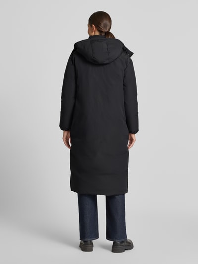 Frauenmodel trägt Regular Fit Mantel aus Baumwoll-Mix von Polo Ralph Lauren in Schwarz mit glatter Textur, Ganzkörperansicht Rückansicht.