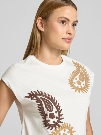 Frauenmodel trägt T-Shirt mit Rundhalsausschnitt und Stitchings von Stefanel aus Reine Baumwolle, Regular-Fit, Nahaufnahme Oberkörper.