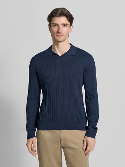 Männermodel trägt Loose Fit Poloshirt aus reiner Baumwolle Modell 'TORINO' von SELECTED HOMME, Optik: Unifarben, Nahaufnahme Oberkörper.