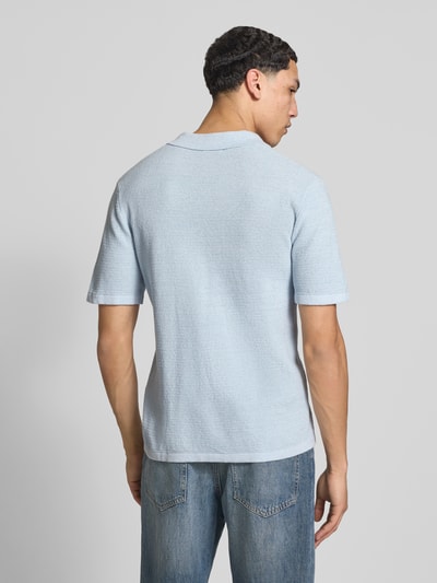 Männermodel trägt Regular Fit Poloshirt mit Strukturmuster Modell 'GEORGE' von Jack & Jones, Baumwoll-Mix in Hellblau, Ganzkörperansicht Rückansicht.