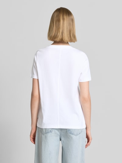 Frauenmodel trägt Regular Fit T-Shirt aus reiner Baumwolle von s.Oliver RED LABEL, unifarbenes Jersey mit Motiv-Print, Ganzkörperansicht Rückansicht.