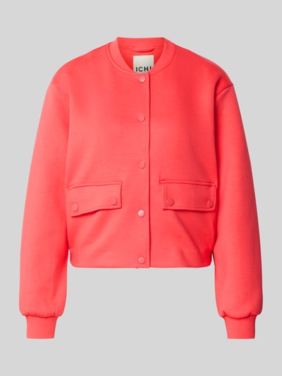 Produktfoto, Regular Fit Jacke mit Viskose-Anteil Modell 'Kate' von ICHI in leuchtendem Pink, elastischer Material-Mix, Stehkragen, Pattentaschen, durchgehende Knopfleiste, elastische Ärmelabschlüsse, glatte Textur. Kontext: Damen Jacke, Rückenlänge 53 cm, Schulterbreite 44 cm, Brustweite 60 cm, Ärmellänge 62 cm, Größe S.