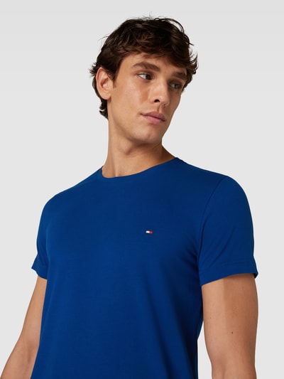 Tommy Hilfiger T-shirt o kroju slim fit z wyhaftowanym logo Królewski niebieski 3