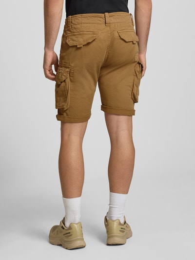 Männermodel trägt Shorts mit Cargotaschen Modell 'CREW SHORT' von Alpha Industries aus Baumwoll-Elasthan-Mix, Regular-Fit, Rückansicht. Herren Shorts, Bundweite 44 cm, Innenbeinlänge 22 cm bei Größe 32, braune Farbe, glatte und robuste Textur.