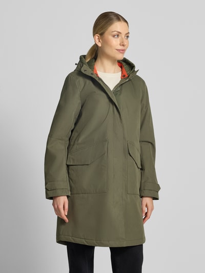 Frauenmodel trägt Parka mit Kapuze und Pattentaschen von camel active, olivgrüner Baumwoll-Mix, Relaxed Fit, Ganzkörperansicht von vorne