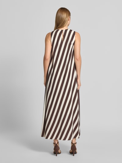 Modelka kobieca nosi Maxikleid aus Viskose-Mix mit Rundhalsausschnitt od Windsor, biało-brązowe skośne paski, krój loose fit, szerokie ramiączka, dekolt okrągły, z tyłu zapięcie na guzik, długość tyłu w rozmiarze 36: 135 cm, szerokość w rozmiarze 36: 47 cm, widok całej sylwetki od tyłu.