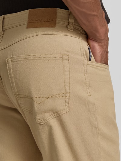 Mężczyznamodel nosi Slim Fit Jeans im 5-Pocket-Design od Christian Berg Men z elastycznej mieszanki bawełny, detailaufnahme tylniej kieszeni.