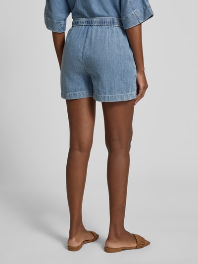 Männermodel trägt Straight Fit Shorts in Denim-Optik Modell 'Musia' von OPUS, czysta bawełna, elastyczny pas ze sznurkiem, szerokość w rozmiarze 36: 38 cm, długość nogawki od wewnątrz w rozmiarze 36: 10 cm, widok całej sylwetki od tyłu