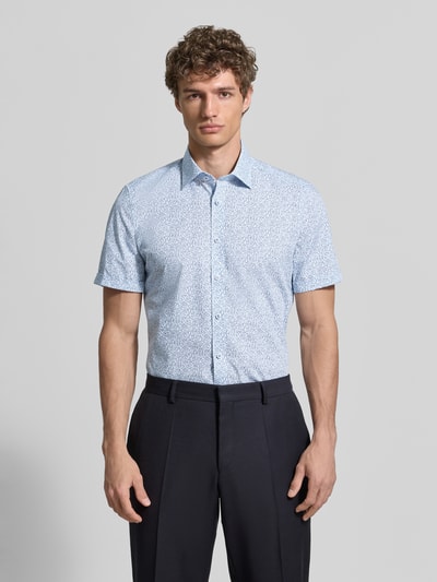 Männermodel trägt Slim Fit Business-Hemd mit Kentkragen von OLYMP Level Five, Baumwoll-Mix mit Stretch-Anteil, feines Muster, Knopfleiste, abgerundeter Saum, Rückenlänge 80 cm, Schulterbreite 40 cm, Ärmellänge 25 cm, Ganzkörperansicht von vorne.