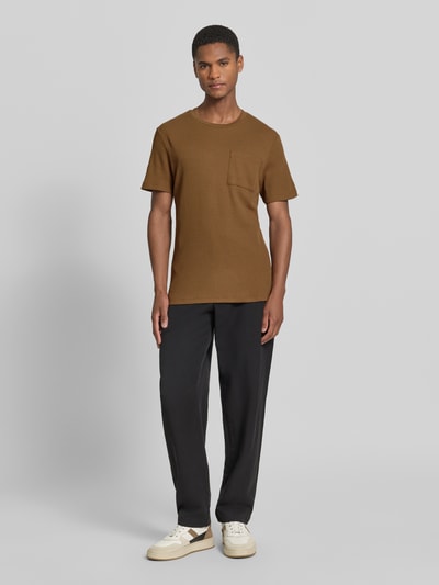 Mannenmodel draagt Regular Fit T-shirt uit katoenmix van s.Oliver RED LABEL, look: effen, borstzak, piqué, korte mouw, ronde hals; volledige voorkantaanzicht.
