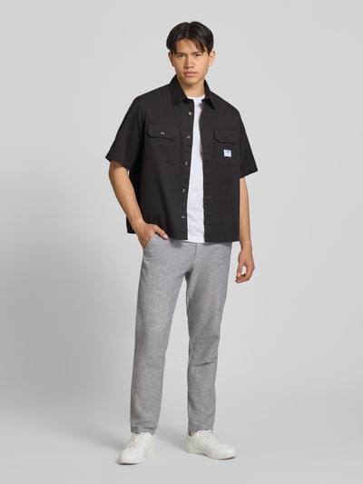 Mannelijk model draagt Tapered Fit Hose met steekzakken model 'STACE' van Jack & Jones, materiaal-mix met katoen, grijs, full body frontale aanzicht.