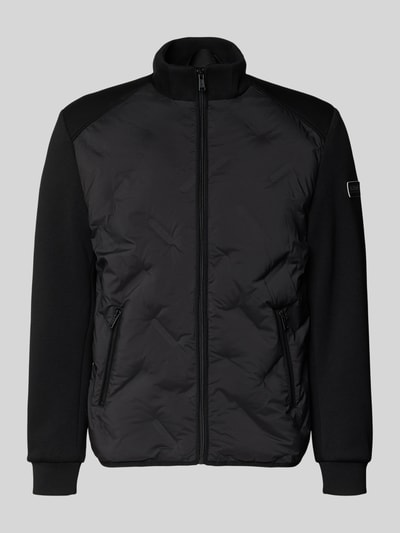 Produktfoto, schwarze Regular Fit Jacke mit Stehkragen von Guess, Reißverschluss, elastische Ärmel, Eingrifftaschen, glatte Textur