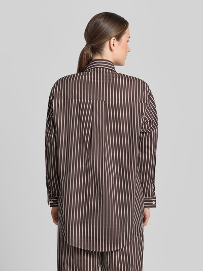 Frauenmodel trägt Regular Fit Bluse aus reiner Baumwolle Modell 'MAVIE' von VILLA SOPHIE mit Optik:Allover-Muster, Rückansicht.