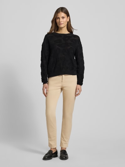 Kobiece modelka nosi Jeans z 5-kieszeniowym designem od Marc Cain, beżowy kolor, Slim Fit, bawełna ze stretchem, widok całej sylwetki z przodu.