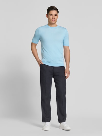 Männermodel trägt gebreid shirt met ronde hals van MAERZ Muenchen, slim fit, ribboordjes, labeldetail, ruglengte maat 50 is 66 cm, ganzkörperansicht van voren.