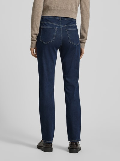 Frauenmodel trägt Skinny Fit Jeans in 5-Pocket-Design von Christian Berg Woman in Dunkelblau mit Kontrastnähten, Baumwollmischung mit Viskose-Anteil, Ganzkörperansicht Rückansicht.