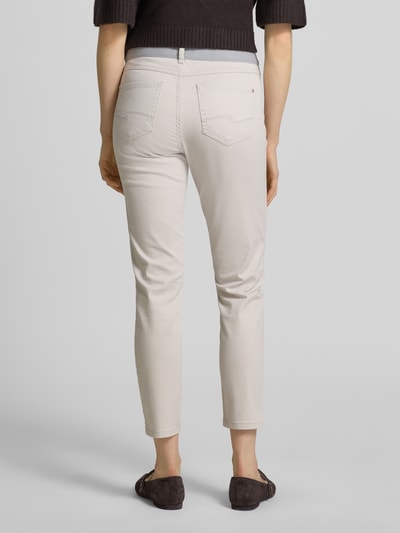Frauenmodel trägt Cropped Hose mit elastischem Bund Modell 'ORNELLA' von Angels aus Baumwoll-Mix mit Stretch-Anteil, Eingrifftaschen, Ganzkörperansicht Rückansicht.