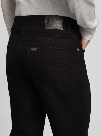 Männermodel trägt Straight Fit Jeans aus Baumwoll-Mix von Lee in Schwarz mit sichtbarer Gesäßtasche, Nahaufnahme Rückansicht, Herren Straight Fit Jeans von Lee