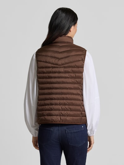 Vrouwenmodel draagt bodywarmer in stiksels van FUCHS SCHMITT, getailleerd, opstaande kraag, tweewegritssluiting, Ruglengte maat 36: 55 cm, Schouderbreedte maat 36: 39 cm, Borstwijdte maat 36: 48 cm, Ganzichaansicht achteraan.