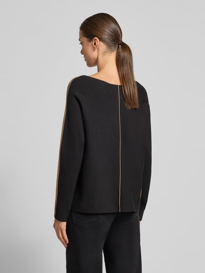 Vrouwenmodel draagt zwarte regular fit pullover uit viscosemix van s.Oliver BLACK LABEL, Dames pullover, volledig van achteren