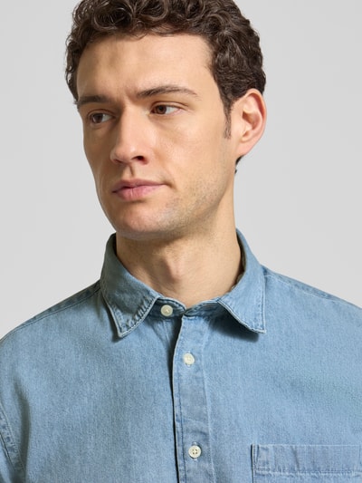 Männermodel trägt Regular Fit vrijetijdsoverhemd uit biologisch katoen model 'CARLO' van SELECTED HOMME, effen look, nahaufnahme bovenlichaam.