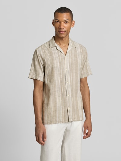 Männermodel trägt Regular Fit Freizeithemd mit Leinen-Anteil Modell 'Summer' von Jack & Jones Premium, Streifen, Ganzkörperansicht von vorne. Baumwoll-Mix mit Leinen-Anteil, Reverskragen, kurzärmelig, durchgehende Knopfleiste, Rückenlänge 72 cm, Schulterbreite 49 cm, Ärmellänge 24 cm, Größe M.