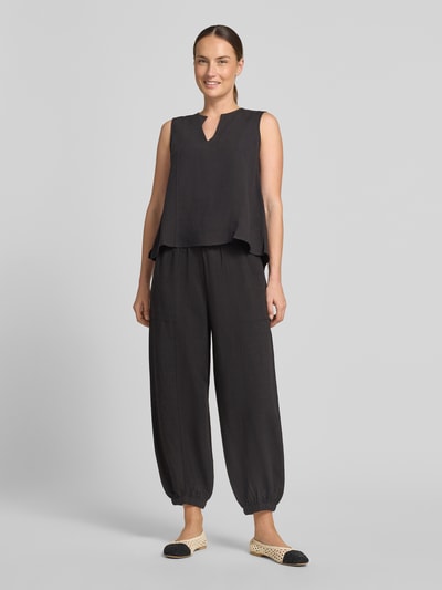 Vrouwenmodel draagt Relaxed Fit broek uit viscosemix model 'Myha' van OPUS, met linnen en viscose, elastische band met tunnelkoord, steekzakken, verkorte pasvorm, elastische boordjes, bandwijdte maat 36: 38 cm, binnenbeenlengte maat 36: 68 cm, effen zwart, Ganzkörperansicht van voren